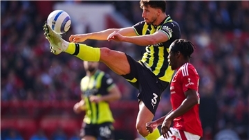 Manchester City mit Abwehrchef Ruben Dias (l) verlor das Spitzenspiel bei Nottingham Forest.