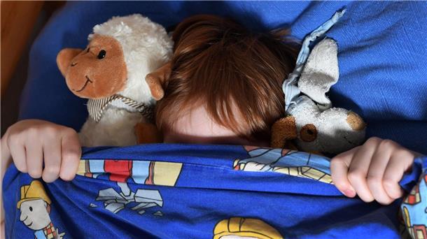 Manchmal fällt das Einschlafen schwer. Kinderärzte empfehlen Einschlafroutinen statt  frei käuflicher Mittelchen.