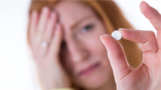 Manchmal hilft nur noch ein Schmerzmittel gegen die Kopfschmerzen. Doch nimmt man zu oft zu viele Tabletten, können diese sogar Kopfschmerzen auslösen.