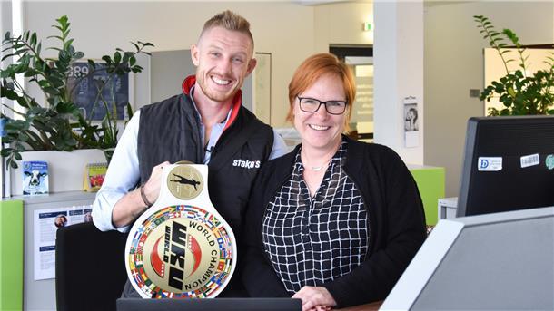 Menschen, Maritimes, Macher: Kein Tag ist wie der andere als Lokalreporterin Manchmal kommen die Promis auch am Schreibtisch vorbei – wie hier Kickbox-Weltmeister Pascal Schroth.