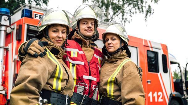 Alte und neue Flammen: Das ARD-Format „Feuerwehrfrauen“ Manchmal wie Feuer und Wasser: Meike (Katja Danowski), Rainer (Merlin Sandmeyer) und Anja (Nadja Becker