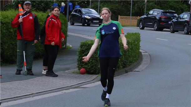 Boßler aus der Wesermarsch bei Oldenburger Titelkämpfen der Jugend erfolgreich Mandy Sanders vom KBV Reitland beim Boßeln