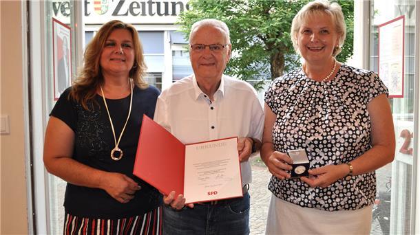 Manfred Brau wurde mit der Willy-Brandt-Gedenkmedaille von der Landtagsabgeordneten Karin Logemann (rechts) und der Ortsvereinsvorsitzenden Ioanna Terzi geehrt.