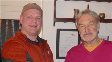 Manfred Hilbers (rechts) übergibt den Vorsitz des Midlumer Heimatvereins an Garvin Griebel.