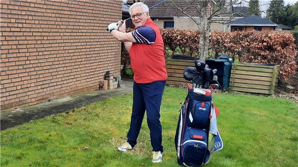Manfred Neumann mit Golfschläger