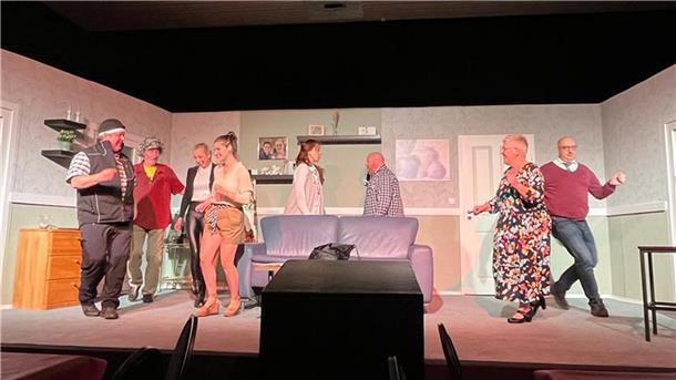 Manfred Roes (v. links), Holger Kück, Sabine Krieten, Vivienne Hüneke, Simone Ahrens, Mario Claussen. Elke Terbofen-Oestmann und Michael Scharf sind die Schauspieler der Theater-Lüüd Donnern. Mit der plattdeutschen Komödie „De Leev, de Frust, de Swiegermudder“ feiern sie zurzeit große Erfolge auf der Bühne in der meist ausverkauften Turnhalle