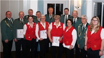 Manfred Romer (von links), neuer Vorsitzender des Winkeldorfer Schützenvereins, Wilfried Mahnke, Selina Romer, Dieter Holsten, Karl-Heinz Windler, Lydia Klaja, Hans-Jürgen Buchholz, Manuela Duden, Jörn Bahrenburg, Tanja Stoppe, Matthias Stoppe, Lothar Hoppe und Michelle Duden.