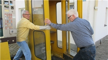 Manfred Rommel (rechts) und Rolf Wilhelm hatten über 20 Jahre lang vor allem eine Devise: "Lockerlassen gilt nicht!". Die beiden Rentner haben sich gegen viele Hürden für den Stadtteil Leherheide stark gemacht, auch um eine Telefonzelle als öffentlichen Bücherschrank gekämpft.