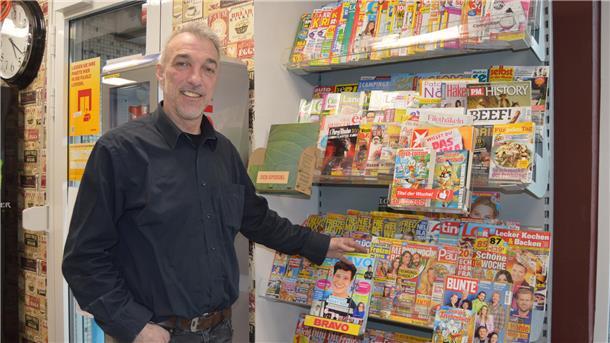 Wo Tante Emma war, ist in Stotel jetzt Onkel Manni Ein Mann steht vor einem Magazin-Regal
