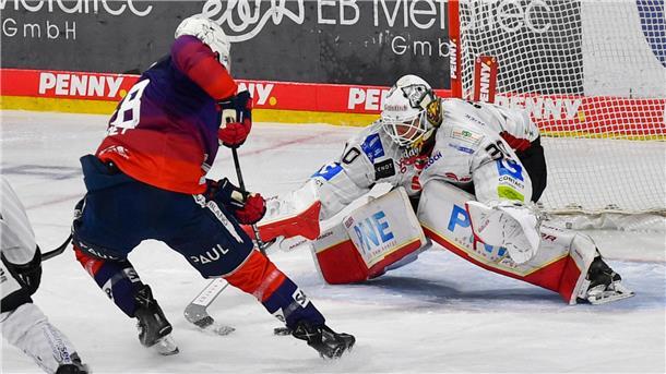 Mannheims Tyler Gaudet scheitert an Bremerhavens Torhüter Kristers Gudlevskis.