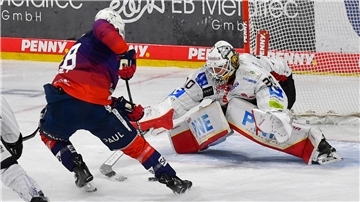 Mannheims Tyler Gaudet scheitert an Bremerhavens Torhüter Kristers Gudlevskis.