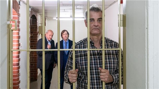 Manni Höch (Heinrich Schafmeister, r) sitzt hinter Gittern. Gut, dass er Georg Wilsberg (Leonard Lansink, l) und Ekki Talkötter (Oliver Korittke) seine Freunde nennen kann. Die beiden haben soeben eine Kaution für ihn gestellt.