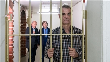 Manni Höch (Heinrich Schafmeister, r) sitzt hinter Gittern. Gut, dass er Georg Wilsberg (Leonard Lansink, l) und Ekki Talkötter (Oliver Korittke) seine Freunde nennen kann. Die beiden haben soeben eine Kaution für ihn gestellt.