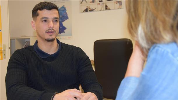 Merz und der Fünf-Punkte-Plan: Deshalb hat ein Nordenhamer Afghane jetzt Angst Junger Mann sitzt einer Frau gegenüber.