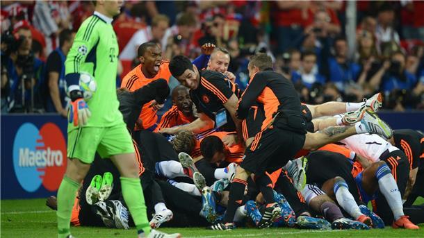Manuel Neuer nach dem verlorenen Finale 2012 in München. Im Hintergrund jubeln die Spieler des FC Chelsea.