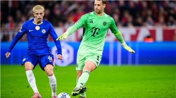 Manuel Neuer (r) in Aktion bei seinem 100. Sieg in der Champions League.