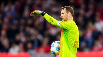 Manuel Neuer und seine Torhüter-Kollegen dürfen den Ball bald zwei Sekunden länger in ihren Händen halten.