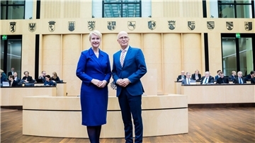 Manuela Schwesig und Peter Tschentscher im Plenarsaal bei der Übergabe der Präsidentschaft des Bundesrates.