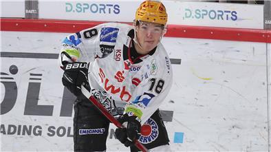 Pinguins schlagen Frankfurt und ziehen mit Tabellenführer Berlin gleich Marat Khaidarov gelang im zweiten Drittel sein erster Scorerpunkt in der DEL. Nur drei Minuten später ließ er sogar sein erstes Tor folgen.
