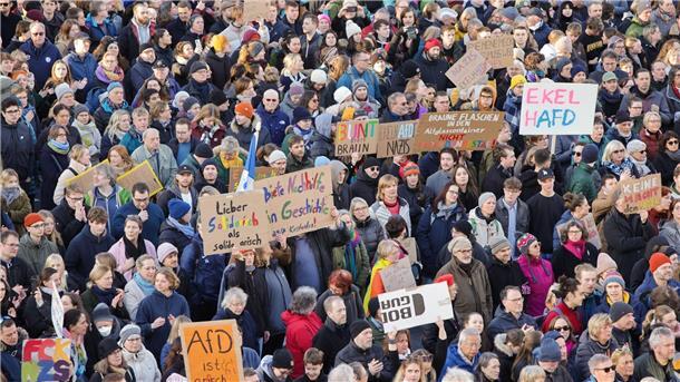 Hunderttausende bei Demos gegen rechts „Marburg gegen Rechts“ hieß es in Marburg. Auch hier in Hessen kamen zahlreiche Menschen um ein Zeichen des Widerstands gegen Rechts zu setzen.