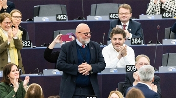 Marc Angel nimmt nach seiner Wahl zum Vizepräsidenten des Europäischen Parlaments Applaus entgegen.