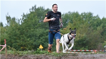 Marc Prins beim Canicross-Lauf. Er und seine Frau Jule haben bereits mehrere nationale und internationale Titel geholt.