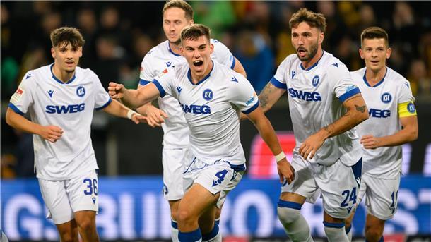 Marcel Beifus (Karlsruher SC, 3.v.l.) jubelt nach seinem Tor zum 1:1. Es war der erste KSC-Auswärtstreffer in dieser Saison.