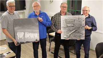 Marcel Kruse und Günter Ihmels überreichen den Verantwortlichen für die „Alte Feuerwache“, Stefan Somnitz und Heinz Becker (von links nach rechts) zwei Aufnahmen aus dem Text-Bildband „Piepenbrinks Hochzeit".