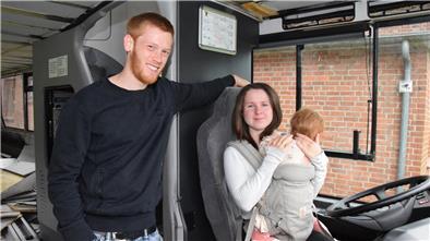 Marcel und Flo Eckhoff im Fahrerbereich des großen Busses, der jetzt nach ihren Bedürfnissen umgebaut wird.