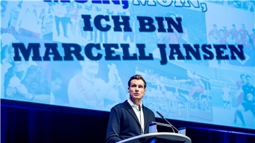 Marcell Jansen, neu gewählter Präsident vom Hamburger Sportverein e.V., spricht während der Mitgliederversammlung. Jansen wurde im Januar 2019 neuer Aufsichtsrat der HSV Fußball AG.