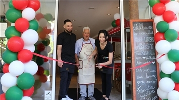 Marco Agnoli und Daniela Jaber-Agnoli bringen mit der Gelateria da Marco italienisches Flair nach Otterndorf. Beim Durchschneiden des Eröffnungsbandes war Marcos Großvater Benito Romano Agnoli (93) als „Stargast“ dabei.
