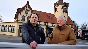 Marco Backhaus, Eigentümer des Weserschlösschens (links), kann die Suche nach einem Nachfolger für den bisherigen Pächter Frank Hennersdorf beenden.