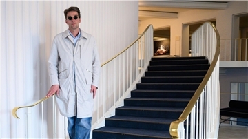 Marco Goecke, Ballettdirektor der Staatsoper Hannover, steht im Foyer des Hauses.