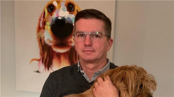 Marco Schilling ist stocksauer. Der Nachbarshund habe bereits zum zweiten Mal seinen „Teddy“ angegriffen. Diesmal trug der Hund tiefe Bisswunden davon. Der Nachbar zeige sich uneinsichtig. Schilling hat nun Anzeige erstattet.