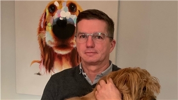 Marco Schilling ist stocksauer. Der Nachbarshund habe bereits zum zweiten Mal seinen „Teddy“ angegriffen. Diesmal trug der Hund tiefe Bisswunden davon. Der Nachbar zeige sich uneinsichtig. Schilling hat nun Anzeige erstattet.