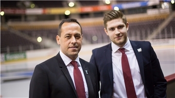 Marco Sturm (l.) - hier mit Topstürmer Leon Draisaitl - feierte als Trainer der deutschen Nationalmannschaft mit Olympia-Silber den größten Erfolg in der Geschichte des Deutschen Eishockeys.