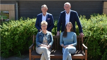 Marco Tulodetzki (hinten, links), Andreas Pape und Theresa Borgardt (vorne, rechts) konnten Martina Schröder vom Förderverein des Hospizes zwischen Elbe und Weser 3.000 Euro überreichen.