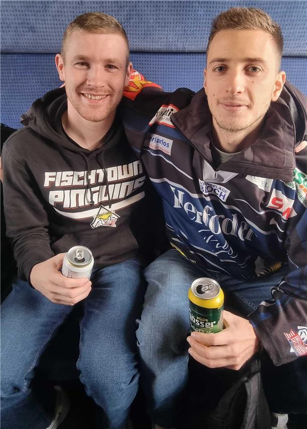 Pinguins-Fans on Tour: Per Sonderzug nach Mannheim - Her mit den Punkten (Update 28) Marco und Mathis sind nicht zum ersten Mal dabei.