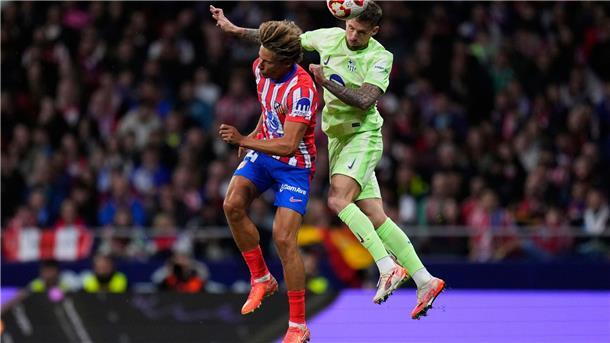 Ein Tor reicht: Barça macht Traumfinale gegen Real perfekt Marcos Llorente von Atlético Madrid im Duell mit Inigo Martinez vom FC Barcelona.