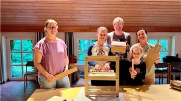 Mareen Osterloh (links) erklärt Familie Adler aus Ratingen, wie die Doe-Orgel zusammengebaut wird.
