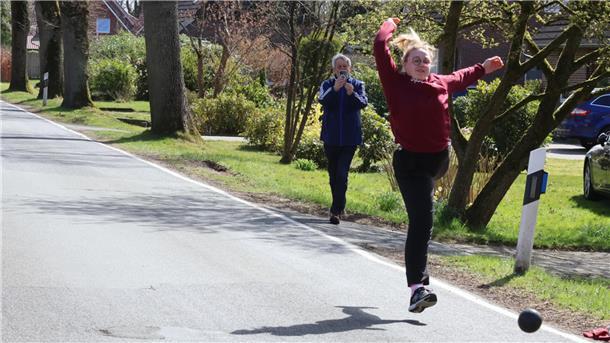 Mareile Folkens vom KBV Abbehausen beim Boßeln