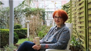 Maren Willmann liebt den grünen Hinterhof ihrer Hebammenpraxis in der Uhlandstraße.
