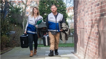 Margarita Kahlmeyer und Thorsten Wistuba-Büsing vom Kriminaldauerdienst (KDD) der Polizei Hannover auf dem Weg zum Tatort.