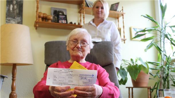 Geimpfte Heimbewohner warten auf Lockerungen Margit Görke (89) aus dem Wremer Seniorenheim Haus Eden hält ihre Impfbescheinigung in die Kamera. Vor sechs Wochen wurde sie wie alle Bewohner und Mitarbeiter zum zweiten Mal gegen Covid-19 geimpft. Auf Lockerungen wartet sie seitdem vergebens – so wie auch Heimleiterin Nina Schnakenberg (im Hintergrund).