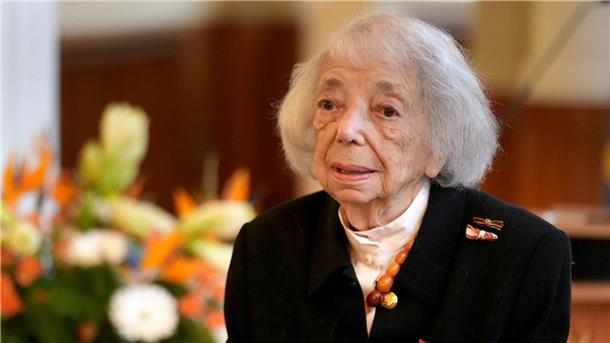Margot Friedländer mit dem Bundesverdienstkreuz 1. Klasse.
