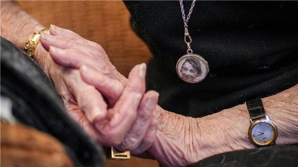 „Als ob es gestern wäre“: 80 Jahre nach Auschwitz Margot Friedländer trägt ein Amulett mit dem Bild ihrer Mutter, die wie ihr Bruder im NS-Vernichtungslager Auschwitz ermordet wurden.