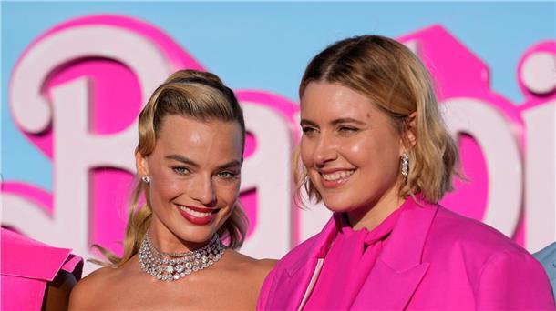 Margot Robbie (l) und Regisseurin Greta Gerwig bei der „Barbie“-Premiere.