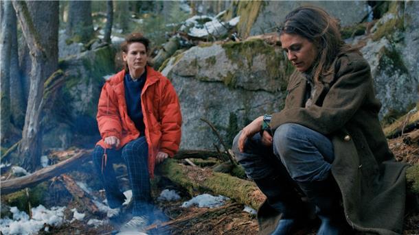 Maria (Bibiana Beglau, l) besucht ihre Schwester Kathi (Katarina Schröter), die unheilbar krank ist.