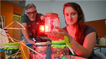Maria Garms und Robert Worden stellen das Programm des Kultursommers Lehe und Süd im Dienstleistungszentrum Grünhöfe vor.
