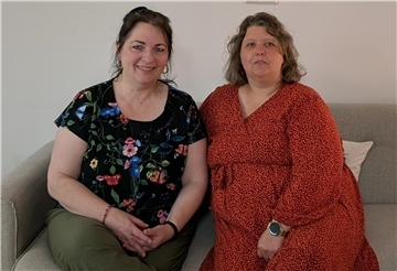 Maria Himmert (rechts), Vorsitzende des Bremervörder Vereins „FrauenZimmer“, mit der Gleichstellungsbeauftragten der Samtgemeinde Zeven, Christine Klinghagen.